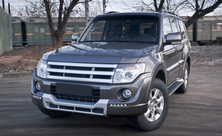 Накладка (юбка) переднего бампера "Broomer Design" (Без ДХЛ) для Mitsubishi Pajero IV (2006-2015) купить недорого с доставкой в Когалым